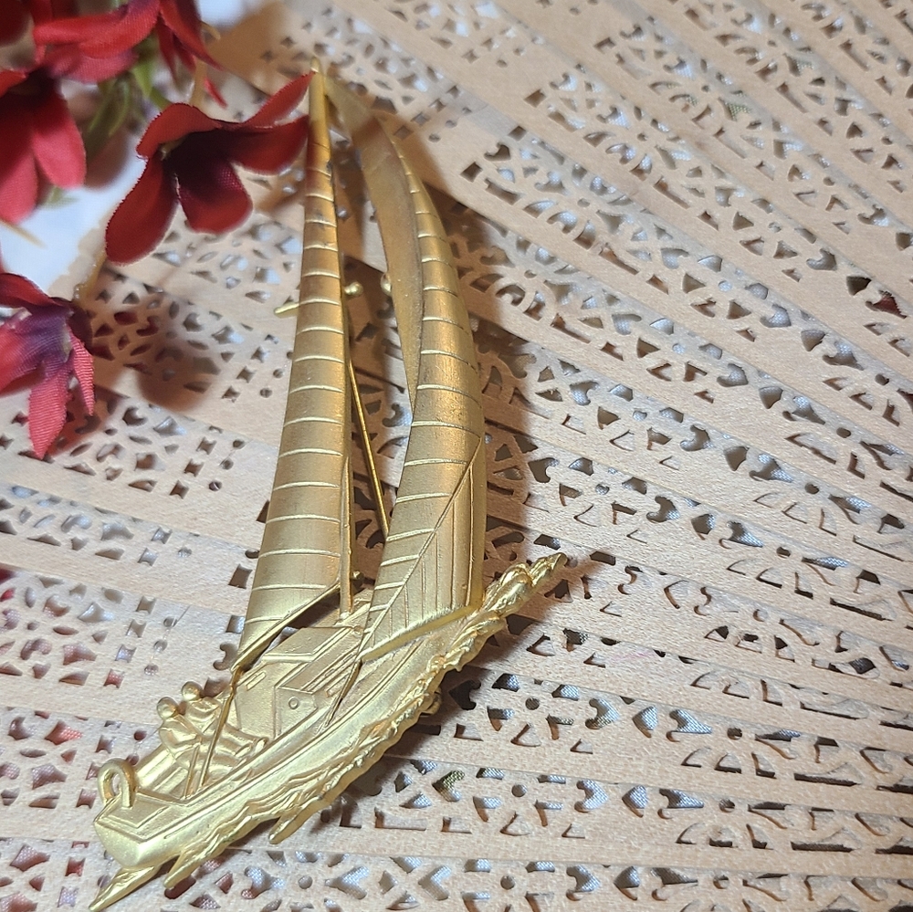 Gold Sailboat Brooch - Picture 5 of 10